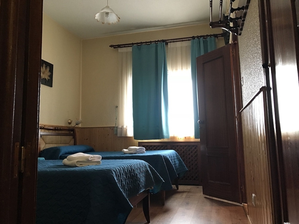 Imagen de la habitación del Hostal Puerto, Somosierra. Foto 12