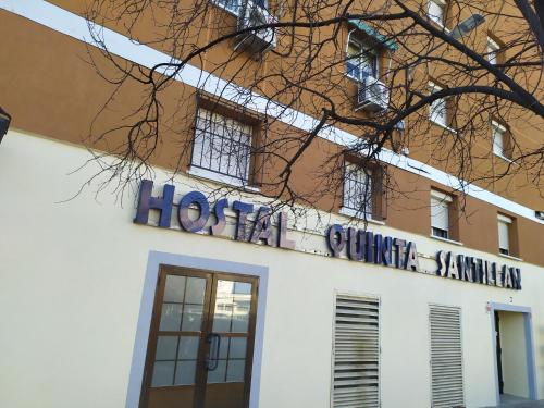 Imagen de los exteriores del Hostal Quinta Santillan. Foto 6