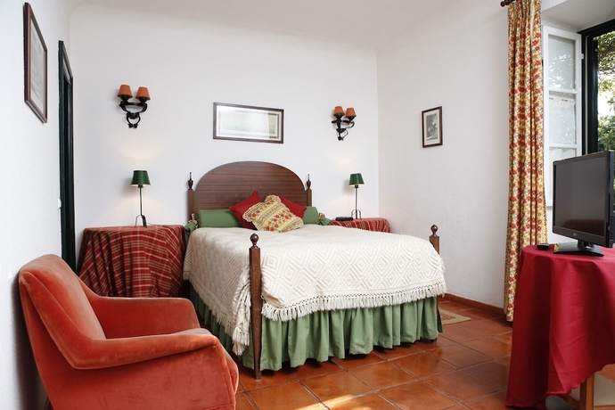 Imagen de la habitación del Hostal Quinta da Praia das Fontes. Foto 2