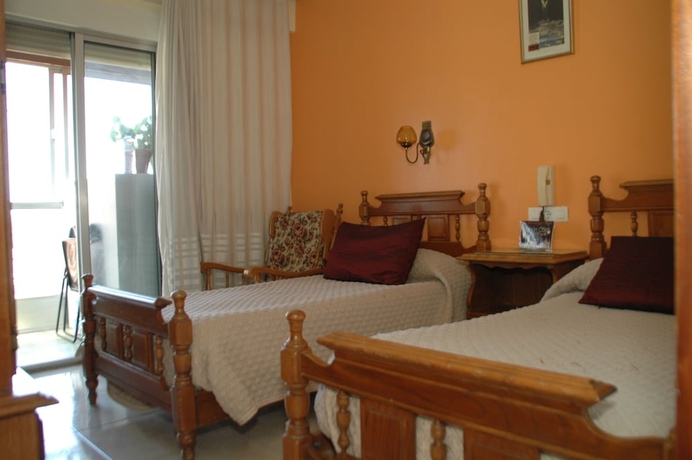 Imagen de la habitación del Hostal Ramón Y Cajal. Foto 14