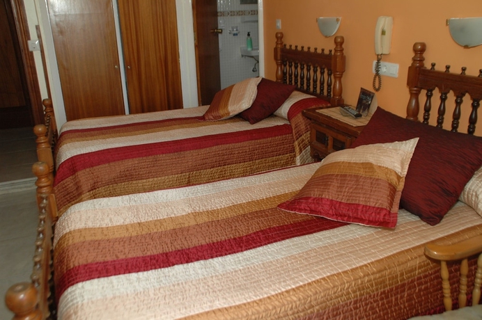 Imagen de la habitación del Hostal Ramón Y Cajal. Foto 17