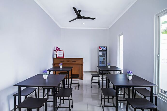 Imagen del bar/restaurante del Hostal Reddoorz @ Jatiwaringin. Foto 18