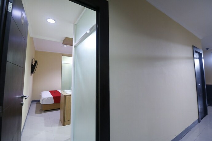 Imagen de la habitación del Hostal Reddoorz Near Itc Cempaka Mas. Foto 26