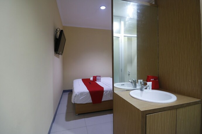 Imagen de la habitación del Hostal Reddoorz Near Itc Cempaka Mas. Foto 30