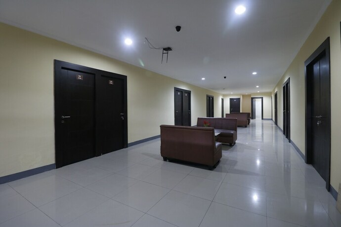 Imagen de los interiores del Hostal Reddoorz Near Itc Cempaka Mas. Foto 31