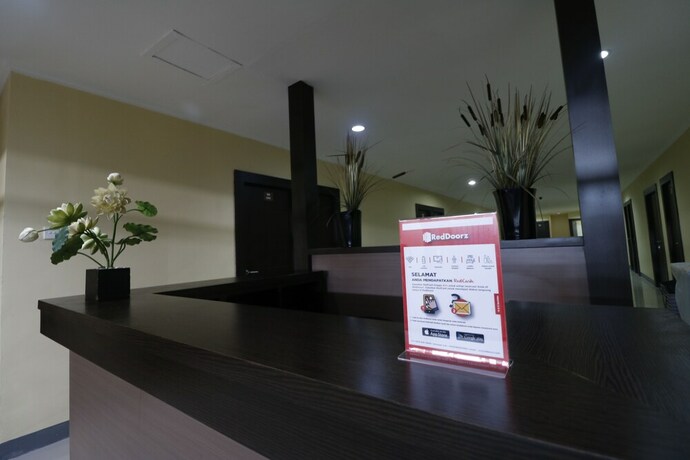 Imagen de los interiores del Hostal Reddoorz Near Itc Cempaka Mas. Foto 32