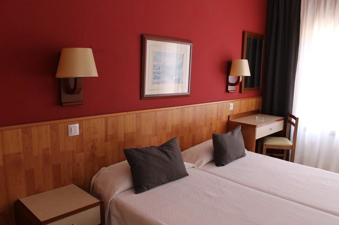 Imagen de la habitación del Hostal Regina, Blanes. Foto 15