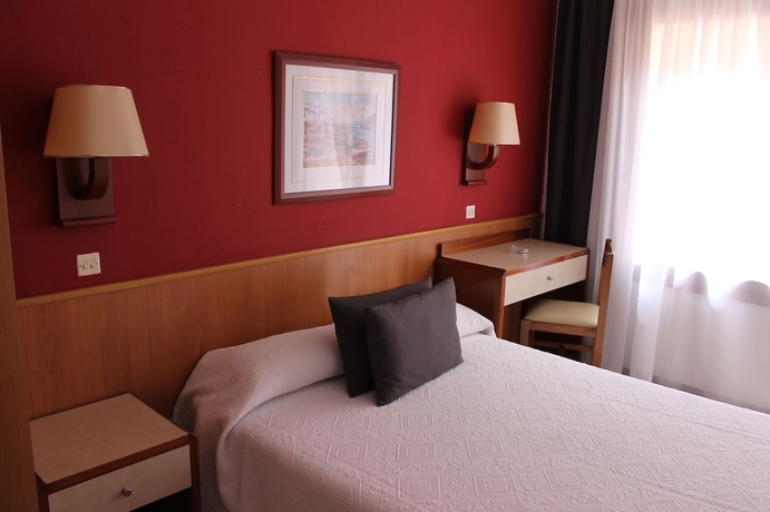 Imagen de la habitación del Hostal Regina, Blanes. Foto 16