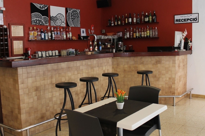Imagen del bar/restaurante del Hostal Regina, Blanes. Foto 10