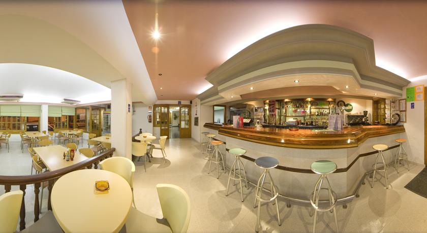 Imagen del bar/restaurante del Hostal Residencia Adelino. Foto 2