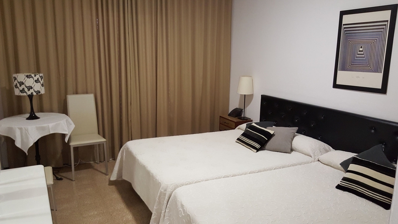 Imagen de la habitación del Hostal Residencia Catalina. Foto 15