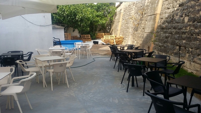 Imagen de los exteriores del Hostal Restaurante Avenida. Foto 10