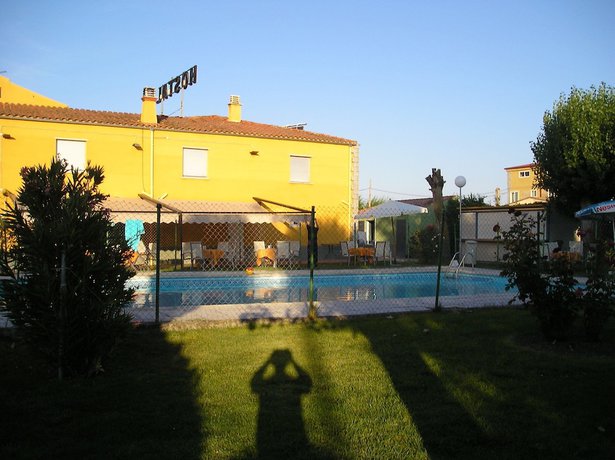 Imagen de la piscina del Hostal Restaurante Carolina. Foto 19