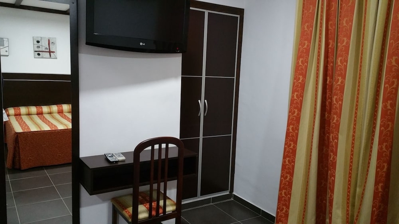 Imagen de la habitación del Hostal Restaurante El Lirio. Foto 6