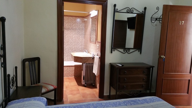 Imagen de la habitación del Hostal Restaurante El Lirio. Foto 14