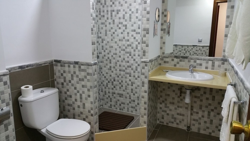 Imagen de la habitación del Hostal Restaurante El Lirio. Foto 16