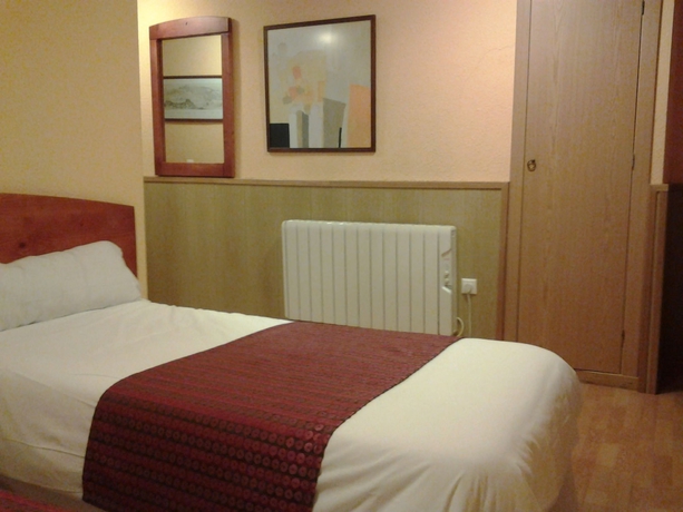 Imagen de la habitación del Hostal Restaurante Puerta Del Alcázar. Foto 6