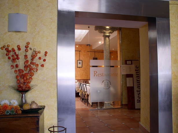 Imagen de los interiores del Hostal Restaurante Puerta Del Alcázar. Foto 12