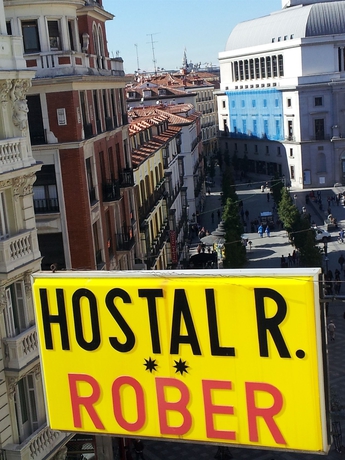 Imagen de los exteriores del Hostal Rober. Foto 15
