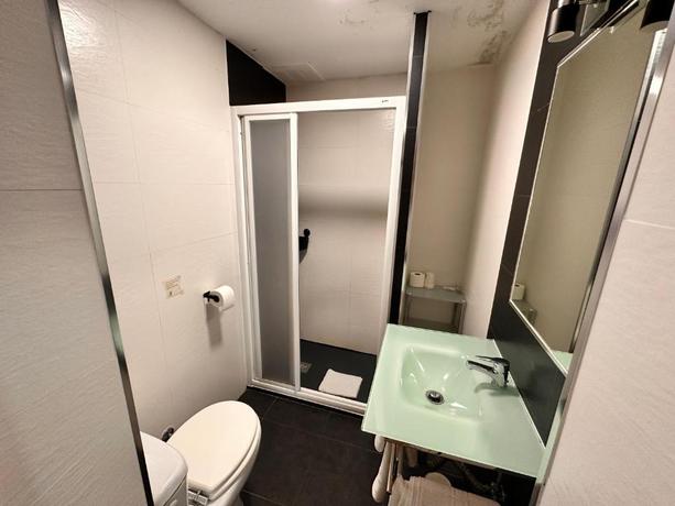 Imagen de la habitación del Hostal Rober. Foto 7