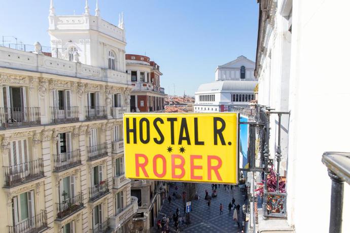 Imagen de los exteriores del Hostal Rober. Foto 16