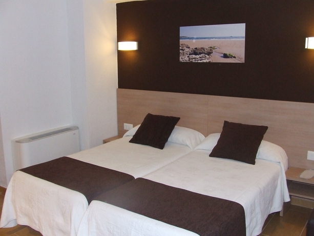 Imagen de la habitación del Hostal Rocamar, Santander. Foto 7