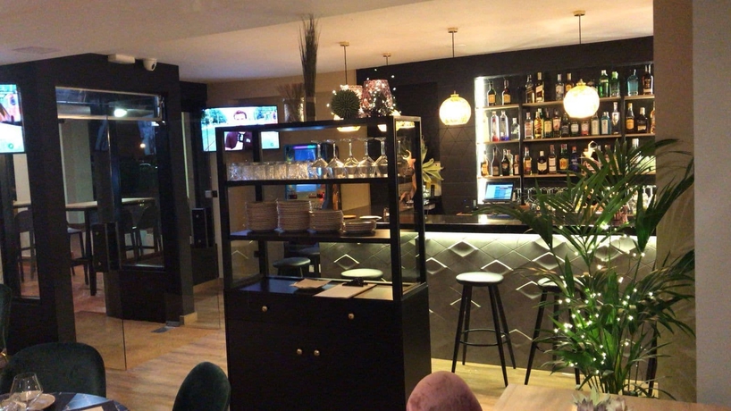 Imagen del bar/restaurante del Hostal Rocamar, Santander. Foto 5