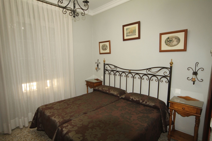 Imagen de la habitación del Hostal Roma, Sevilla. Foto 9