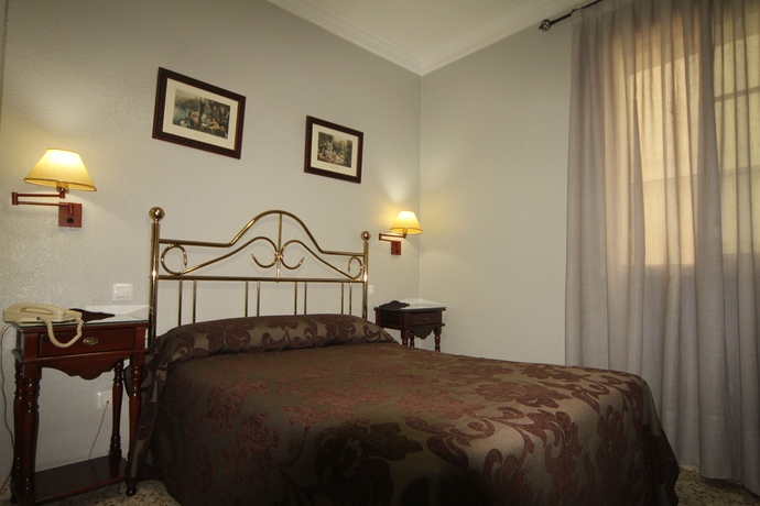 Imagen de la habitación del Hostal Roma, Sevilla. Foto 10
