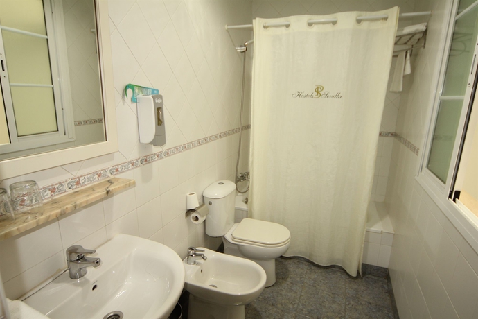 Imagen de la habitación del Hostal Roma, Sevilla. Foto 11
