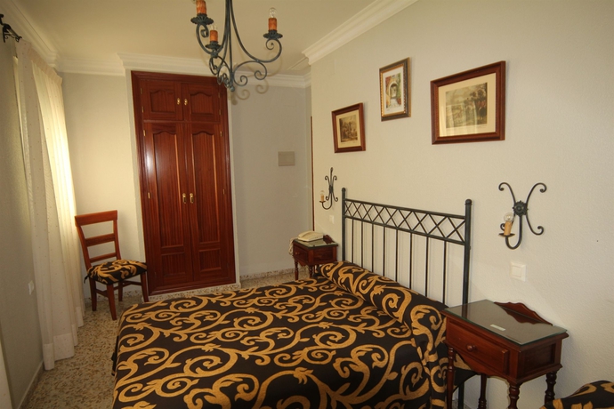 Imagen de la habitación del Hostal Roma, Sevilla. Foto 12