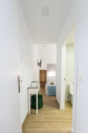 Imagen de la habitación del Hostal Romerito, Málaga. Foto 12