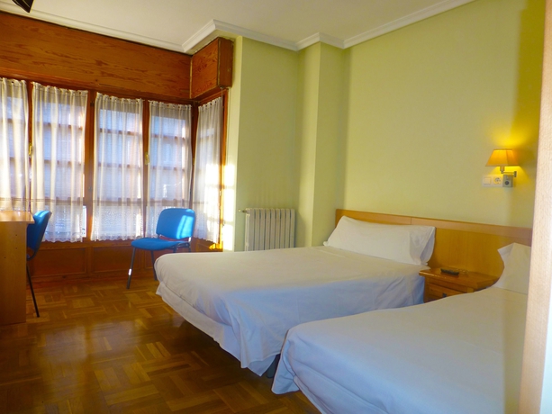 Imagen de la habitación del Hostal Romero, Oviedo. Foto 13