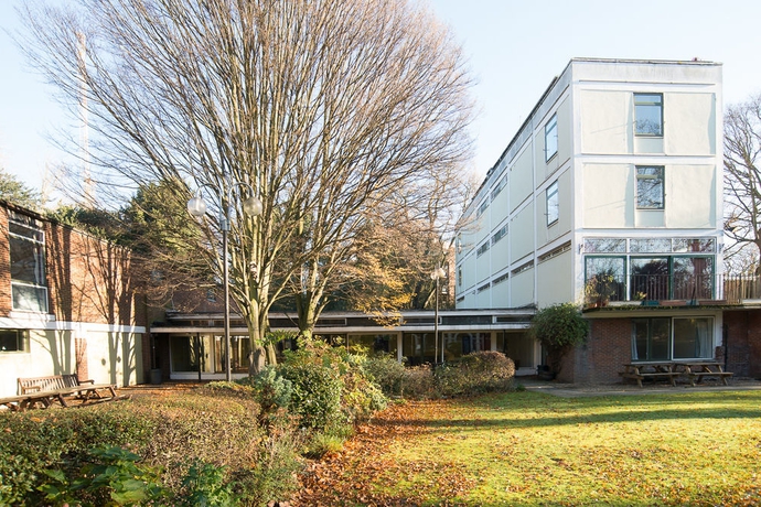 Imagen de los exteriores del Hostal Safestay London Kensington Holland Park. Foto 9