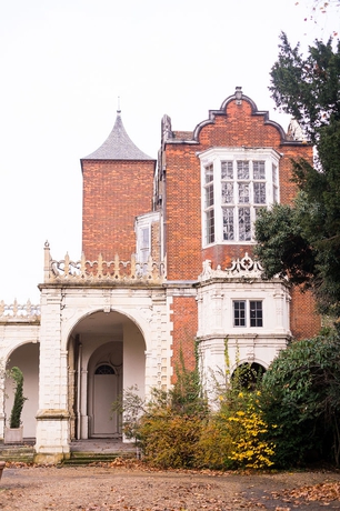 Imagen de los exteriores del Hostal Safestay London Kensington Holland Park. Foto 11