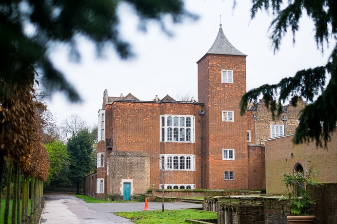 Imagen de los exteriores del Hostal Safestay London Kensington Holland Park. Foto 12