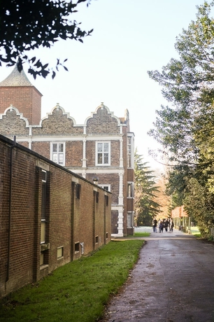 Imagen de los exteriores del Hostal Safestay London Kensington Holland Park. Foto 13