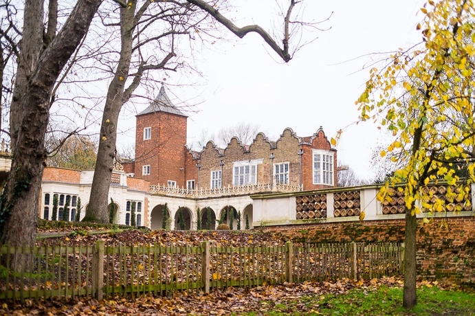 Imagen de los exteriores del Hostal Safestay London Kensington Holland Park. Foto 14