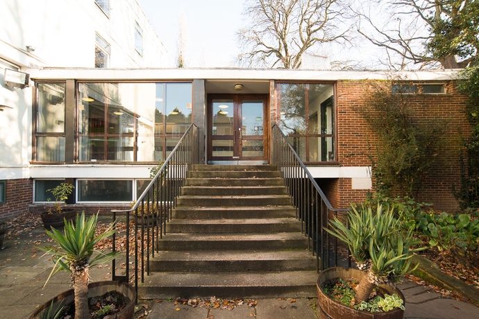 Imagen de los exteriores del Hostal Safestay London Kensington Holland Park. Foto 15