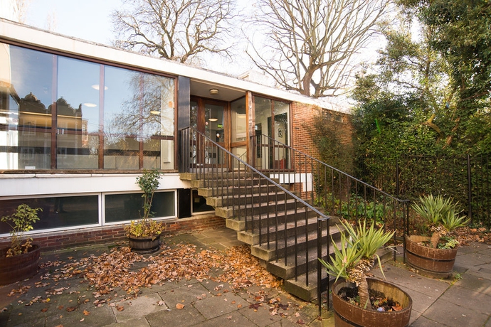 Imagen de los exteriores del Hostal Safestay London Kensington Holland Park. Foto 16