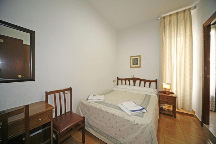 Imagen de la habitación del Hostal San Antonio, Barrio de las Letras. Foto 3