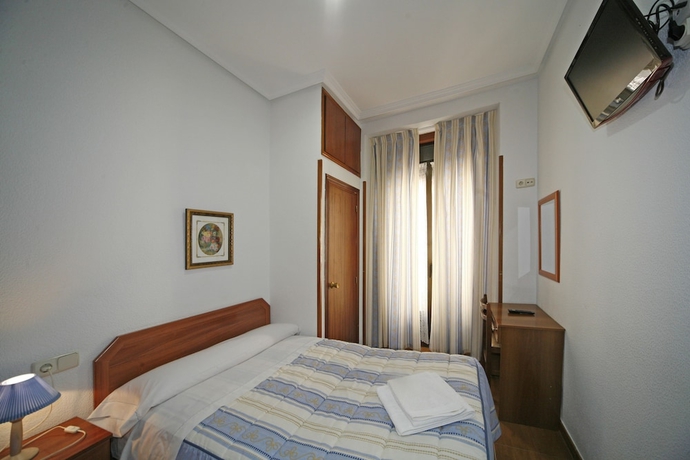Imagen de la habitación del Hostal San Antonio, Barrio de las Letras. Foto 7