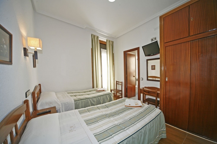 Imagen de la habitación del Hostal San Antonio, Barrio de las Letras. Foto 12