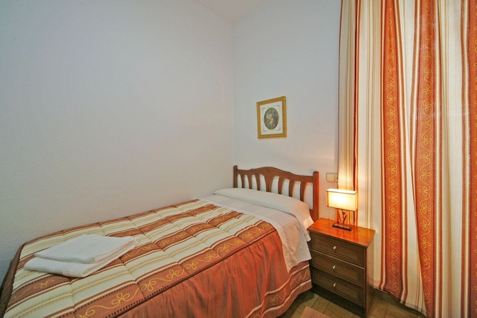 Imagen de la habitación del Hostal San Antonio, Barrio de las Letras. Foto 14
