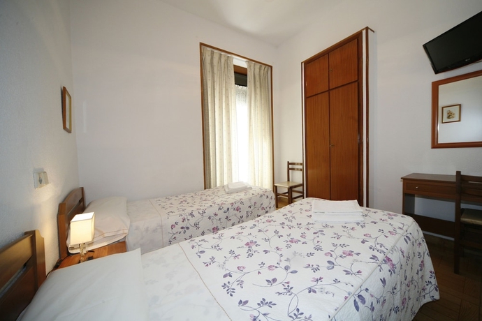 Imagen de la habitación del Hostal San Antonio, Barrio de las Letras. Foto 15