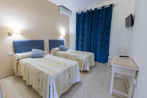 Imagen de la habitación del Hostal San Luis, Almod&oacute;var del R&iacute;o. Foto 8