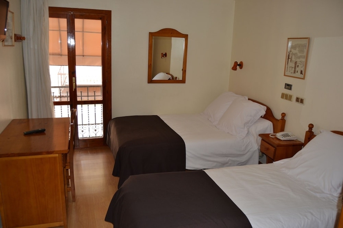 Imagen de la habitación del Hostal San Marcos, Huesca. Foto 13