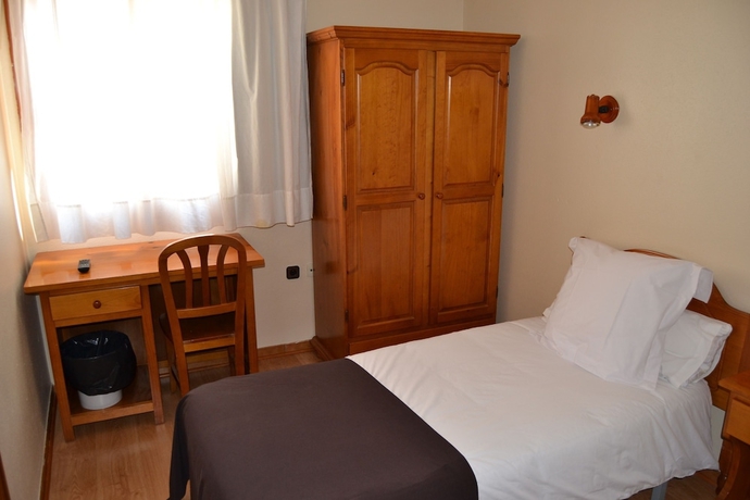 Imagen de la habitación del Hostal San Marcos, Huesca. Foto 18