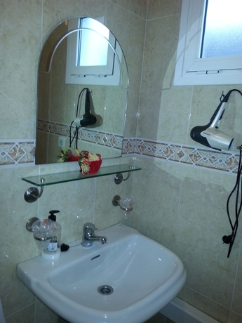 Imagen de la habitación del Hostal San Miguel, Nerja. Foto 6