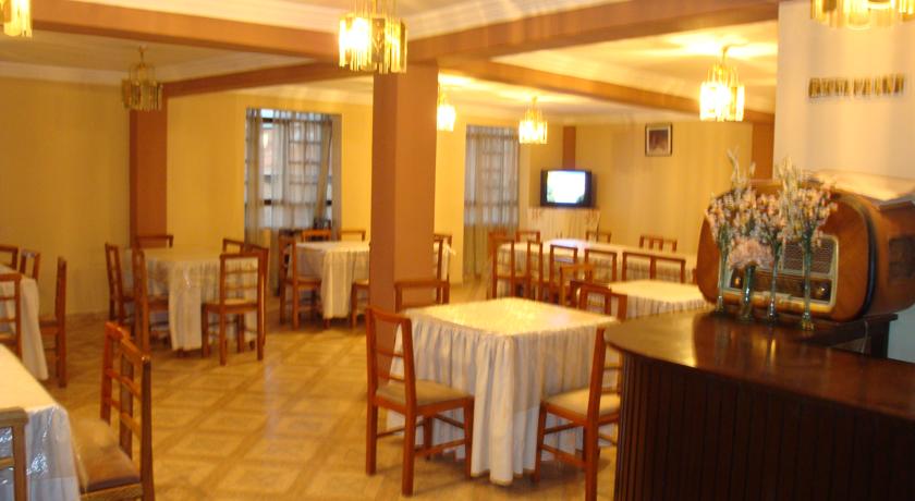 Imagen del bar/restaurante del Hostal San Pedro Velmont. Foto 2